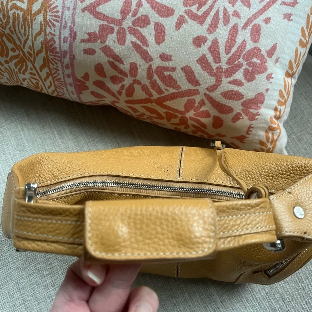 Tod’s Butterscotch Colored Pebbled Leather Hobo Bag. - Picture 5 of 16